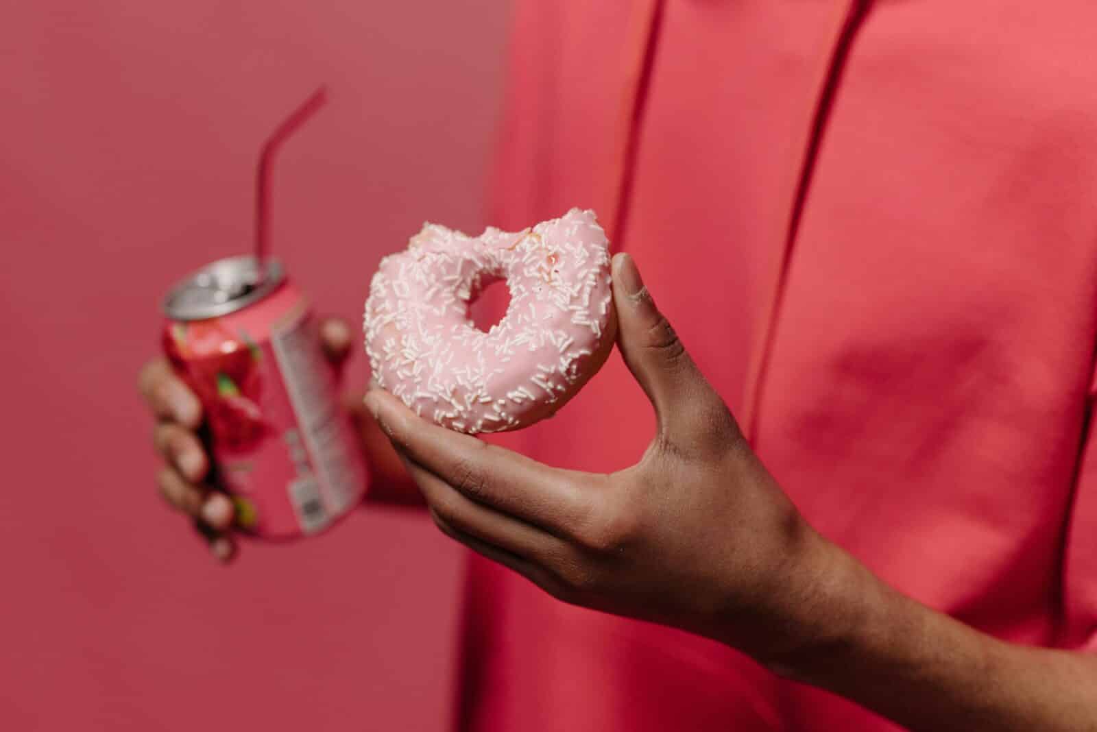 Le bevande zuccherate sono più rischiose per il cuore dei dolci solidi – Lo studio 1 bibita gassata dolce scaled e1733743873403.jpg