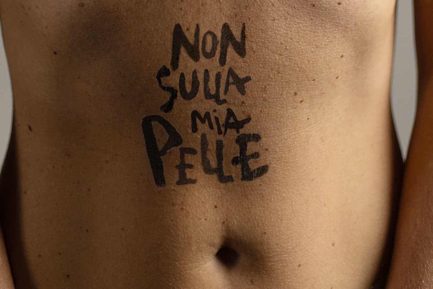 Caso Essure, #NonSullaMiaPelle e il dramma delle donne ignorate: la campagna per sostenere le vittime 1 campagna altroconsumo.jpg