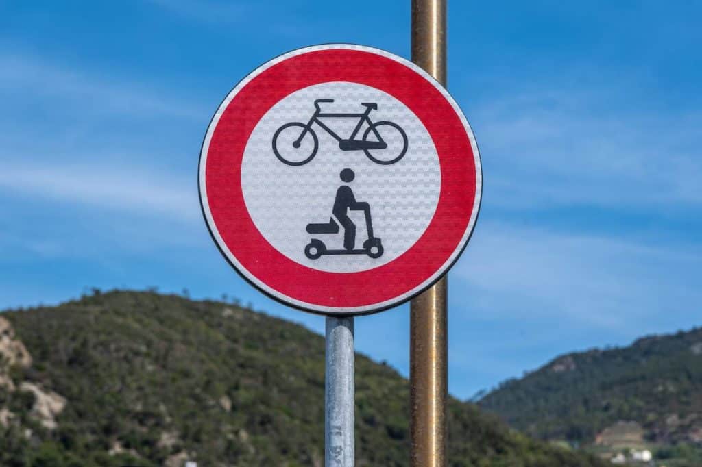 caos monopattini codice della strada.jpeg