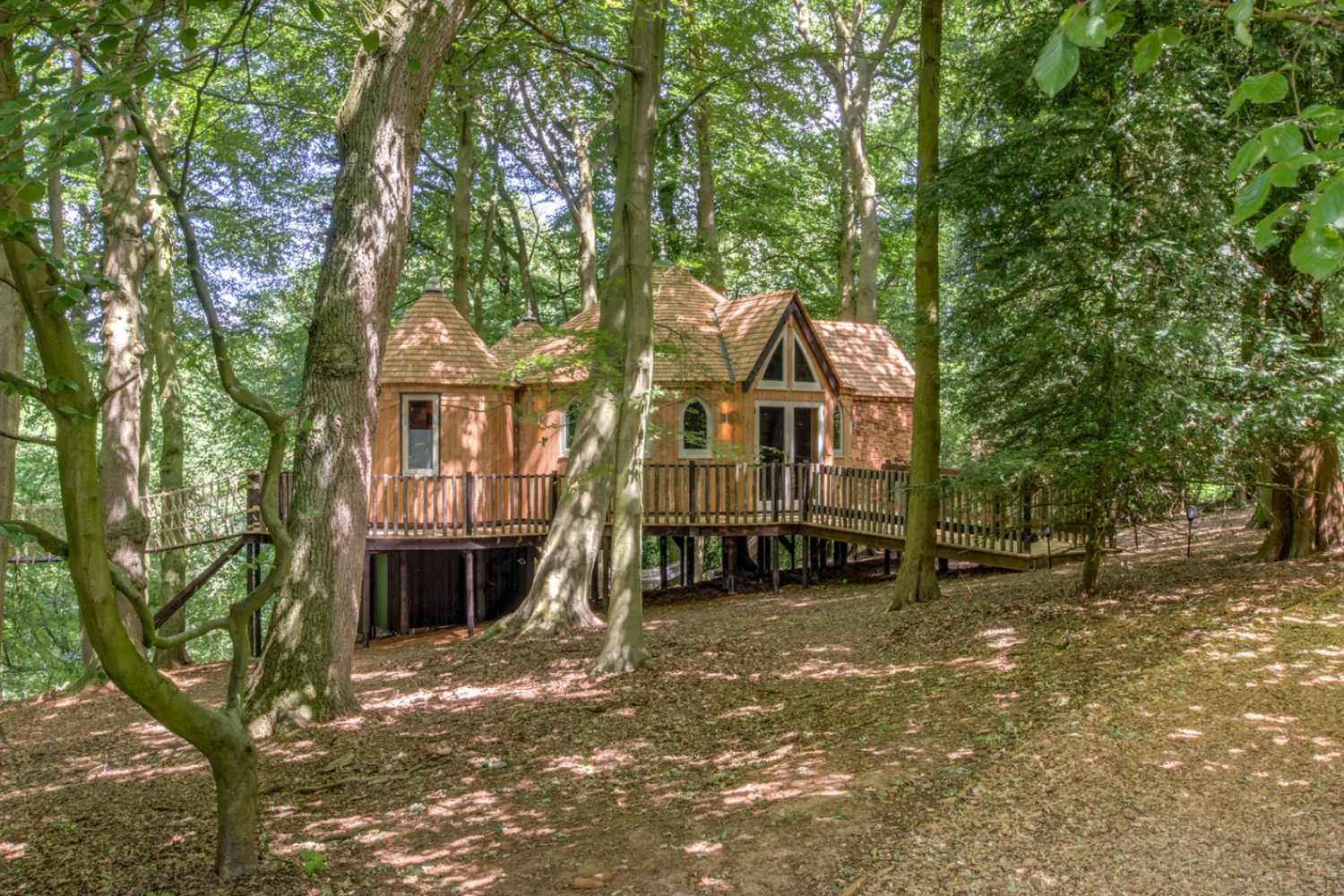 Ora puoi soggiornare in una pittoresca casa sull’albero ispirata alle cronache di Narnia (e a due passi da quella di C.S. Lewis) 1 casa narnia.jpg