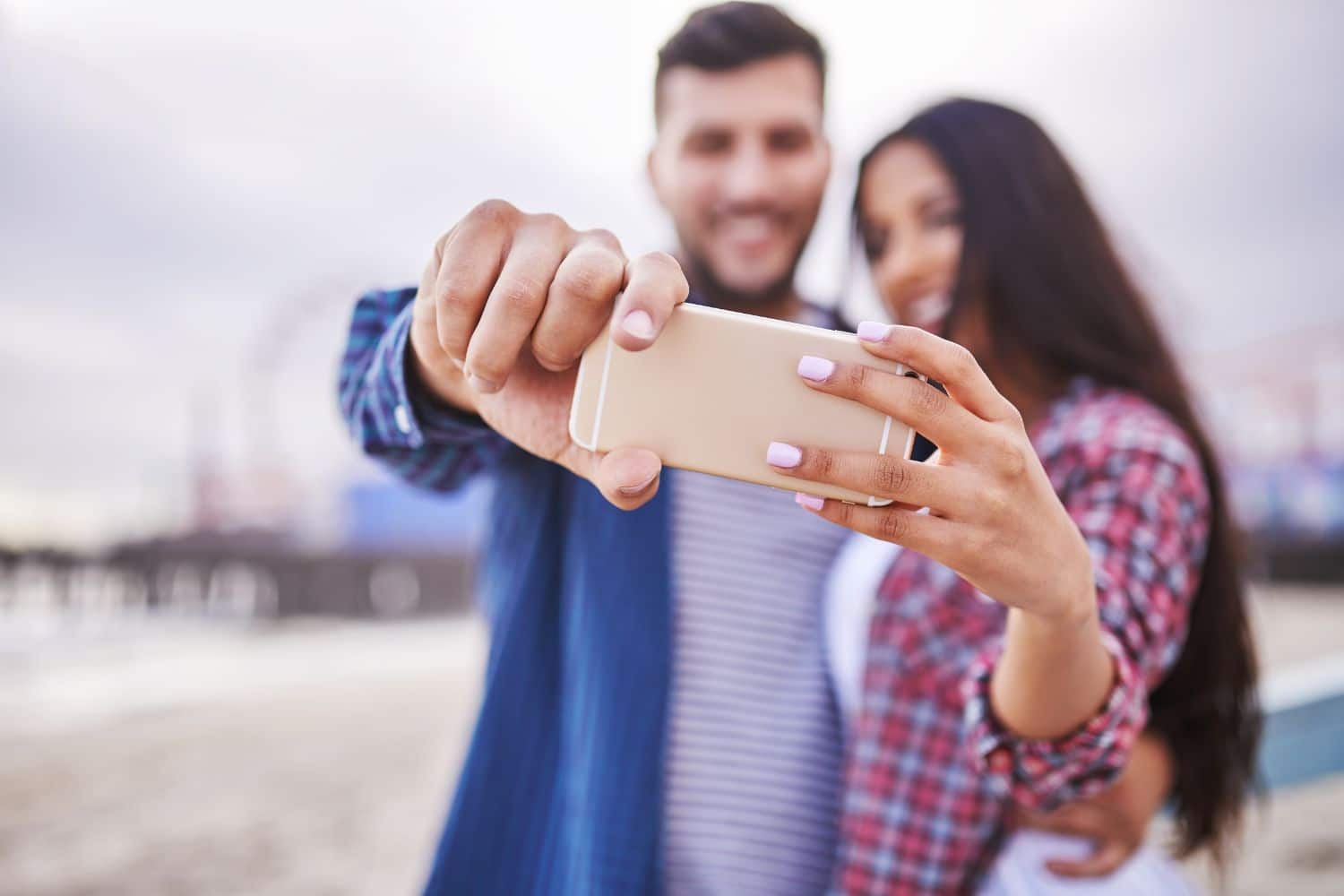 Posti spesso foto romantiche sui social? Secondo la scienza non sei (davvero) soddisfatto della tua relazione 1 coppia.jpg