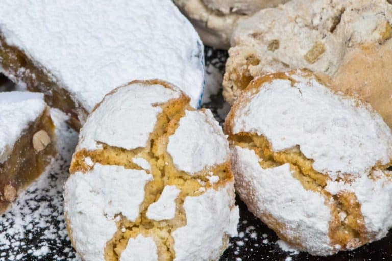 dolci biscotti natalizi italiani con biscotti mandorle e arancia.jpg