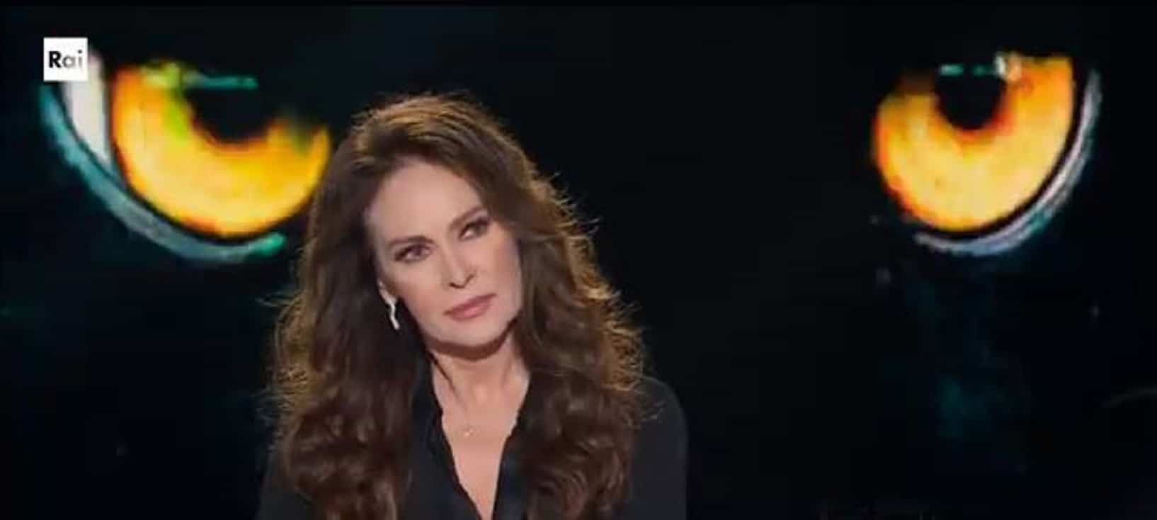 Belve, Elena Sofia Ricci e la violenza subita da bambina: «Brutto e doloroso. Mi proteggevo con un foglio da disegno sulle gambe» – Il video 1 elena sofia ricci belve.jpg
