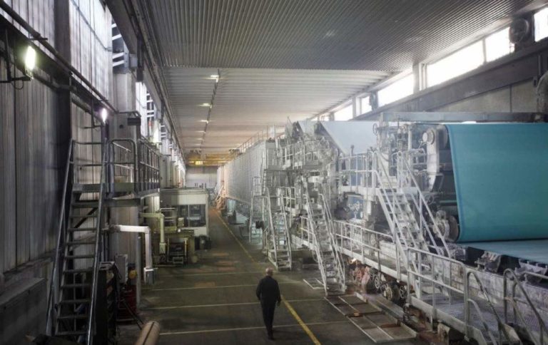 L’addio amaro di Fabriano alla carta per ufficio: stampata l’ultima bobina, dipendenti in cassa integrazione. Ma dalla Brexit una mano insperata 1 fabriano carta ultima bobina cassa integrazione.jpg