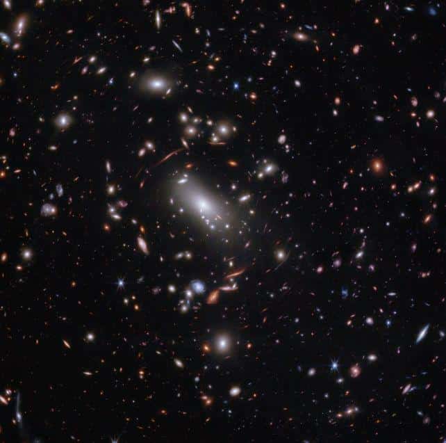 Firefly Sparkle: La Galassia Primordiale che Svela i Segreti dell’Universo 1 firefly field.jpg