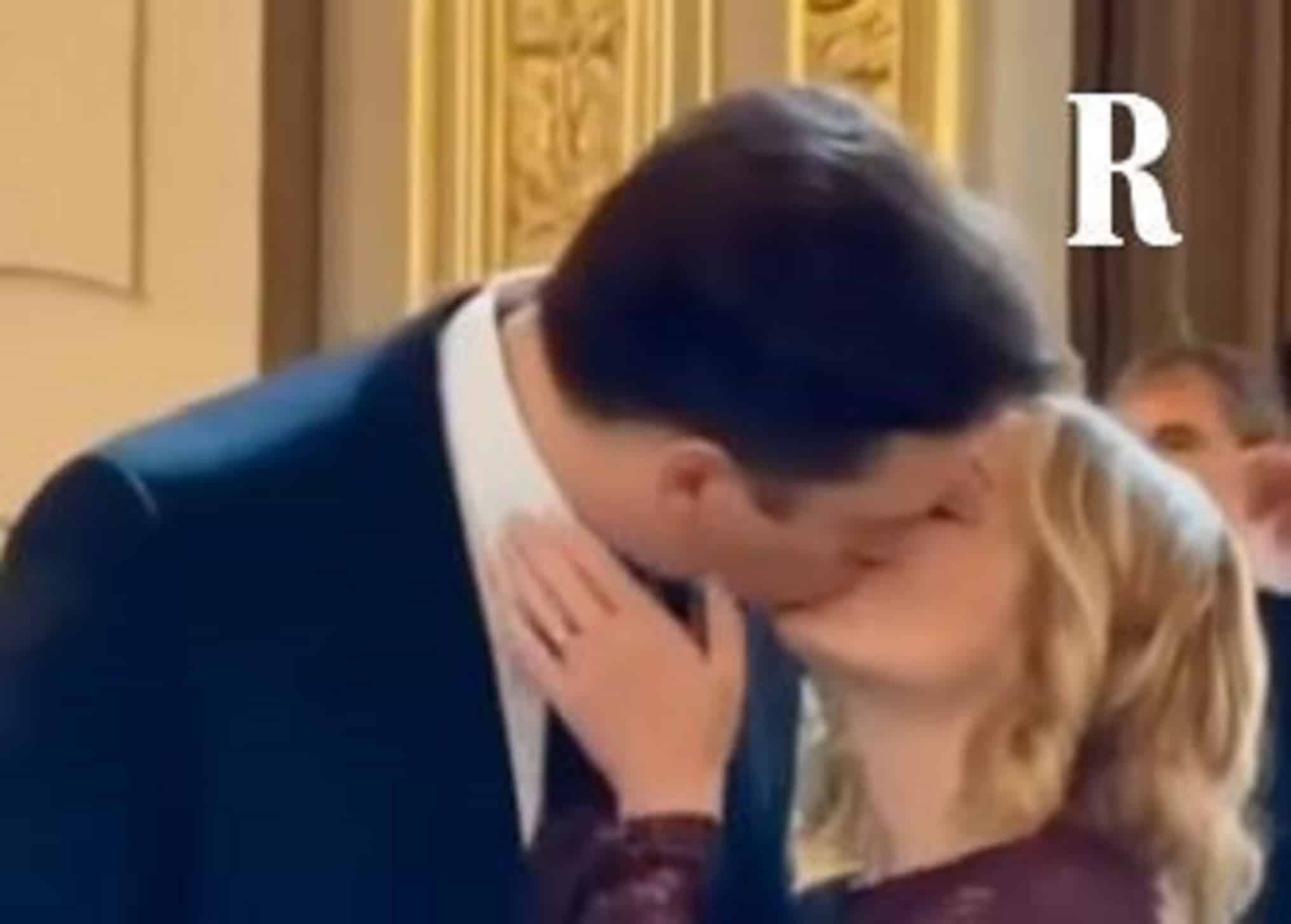 Repubblica e il bacio fake (dell’IA) tra Elon Musk e Giorgia Meloni. I lettori del quotidiano si scandalizzano 1 giorgia meloni elon musk.jpg