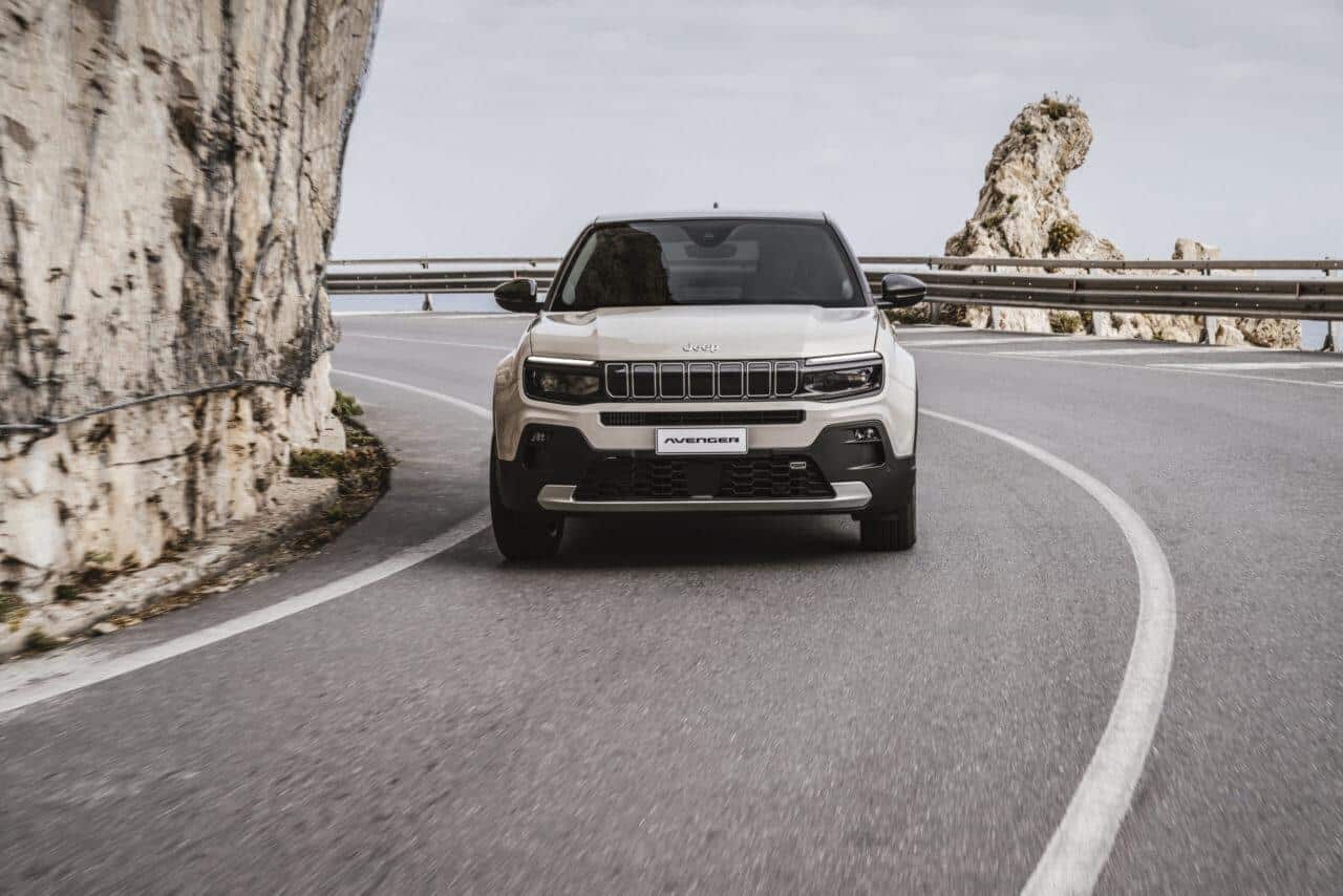 Immatricolazioni auto Italia: -2,75% ad agosto 2025, sempre peggio 1 jeep avenger e hybrid 42 scaled e1734698990317.jpeg