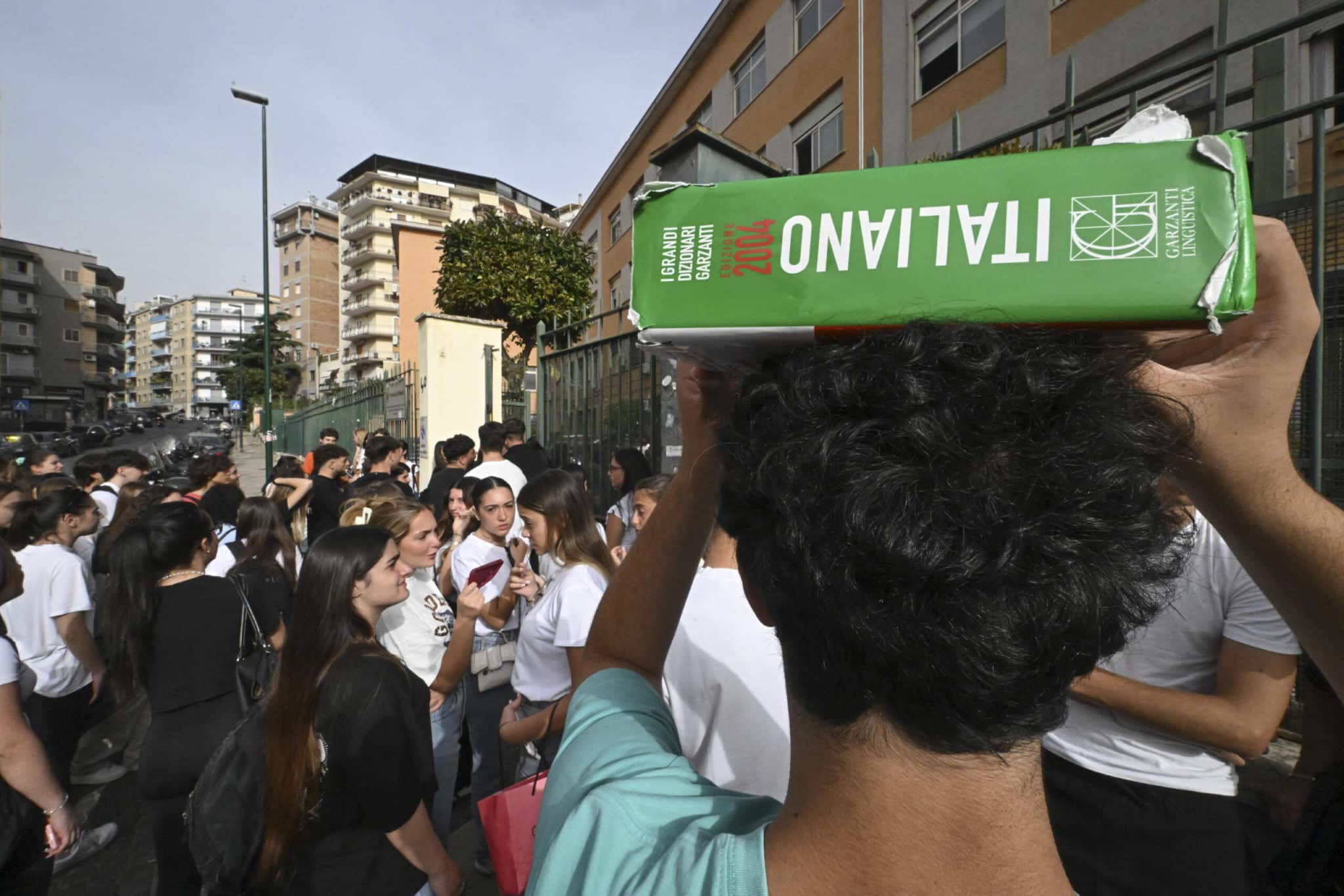 Riccione, muore il padre e inizia ad andare male a scuola: non ammesso alla maturità. Vince il ricorso al Tar, ma i prof lo bocciano 1 maturita scaled.jpg
