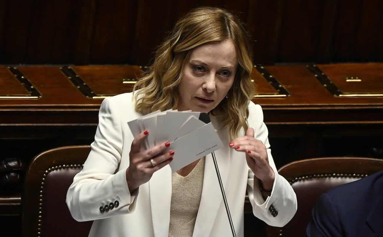 Meloni detta l’agenda all’Ue: «Rimpatri e Paesi sicuri, sui migranti deve cambiare tutto». E apre al dialogo con la Siria di Al-Jolani – Il video 1 meloni camera.jpg