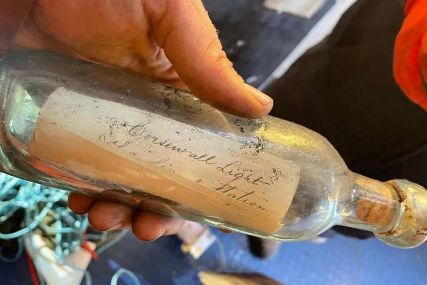 Durante la manutenzione del faro trovano un messaggio in bottiglia vecchio di 132 anni: quello che c’era scritto li ha lasciati di stucco 1 messaggio in bottiglia.jpg