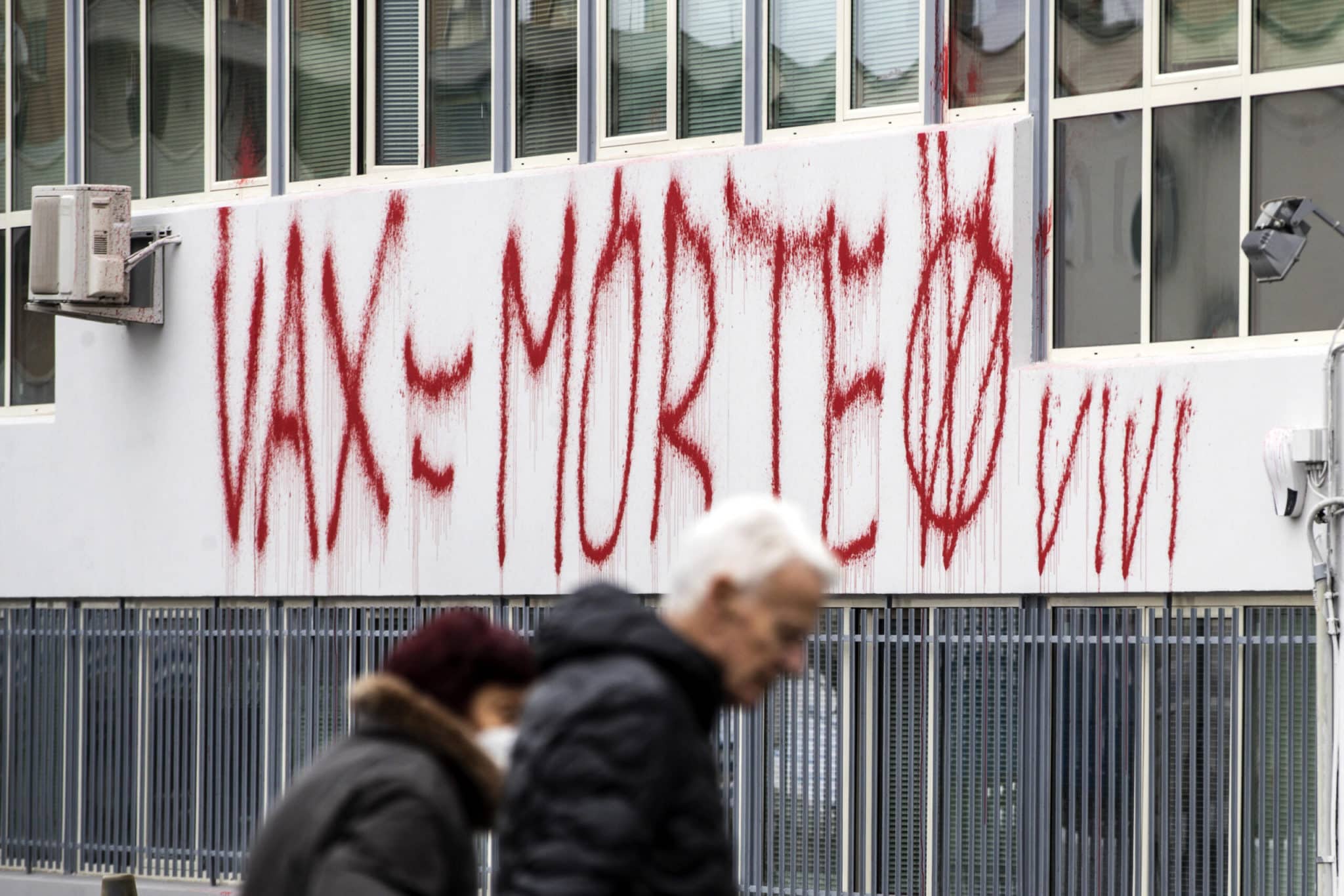 Milleproroghe, annullate le multe ai no-vax (e rimborsi a chi ha già pagato). Rinviato l’obbligo dell’assicurazione anti calamità per le imprese 1 milleproroghe no vax scaled.jpg