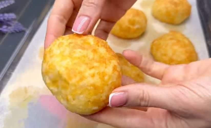 A Natale sulla mia tavola non possono mai mancare questi panini al formaggio, ogni volta ne devo preparare una cassetta piena! 1 panini al formaggio.jpg