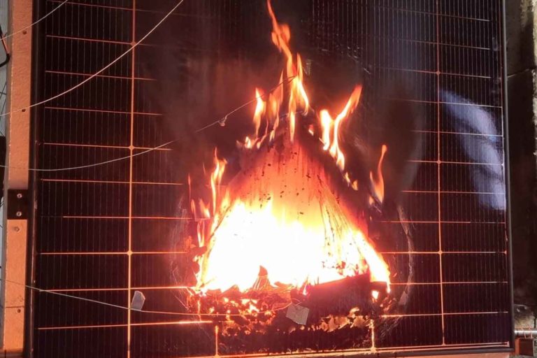 pannello fotovoltaico a fuoco.jpg