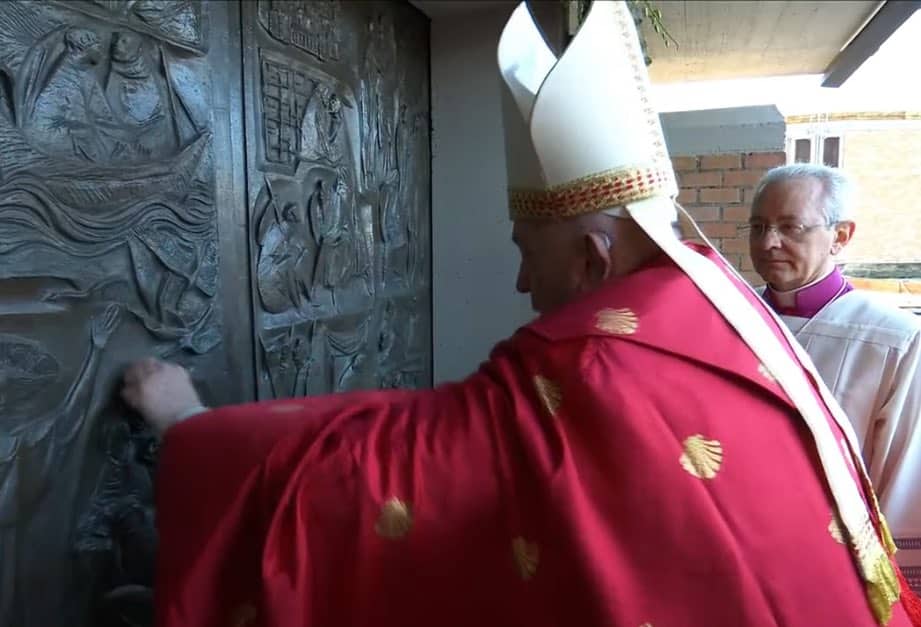 papa francesco porta santa carcere rebibbia.jpg