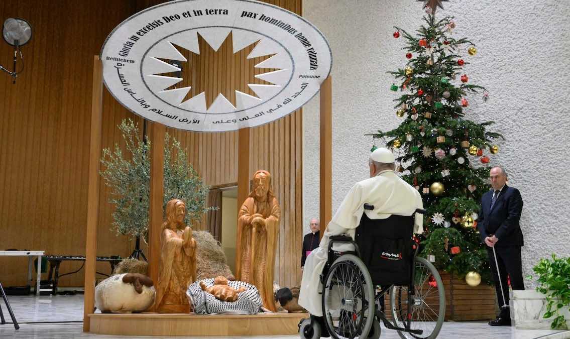 papa francesco vaticano presepe kefiah rimosso.jpg