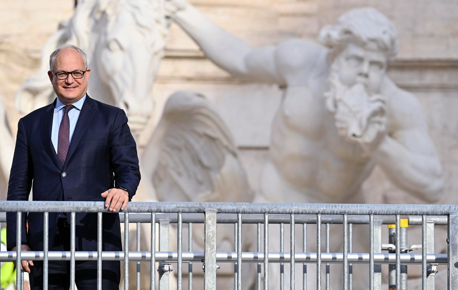 L’incredibile storia della ciclabile Termini- Sapienza di Roberto Gualtieri. Tredici mesi per 750 metri (1,9 al giorno) lottando con militari e senzatetto 1 roberto gualtieri ciclabile termini sapienza.jpg