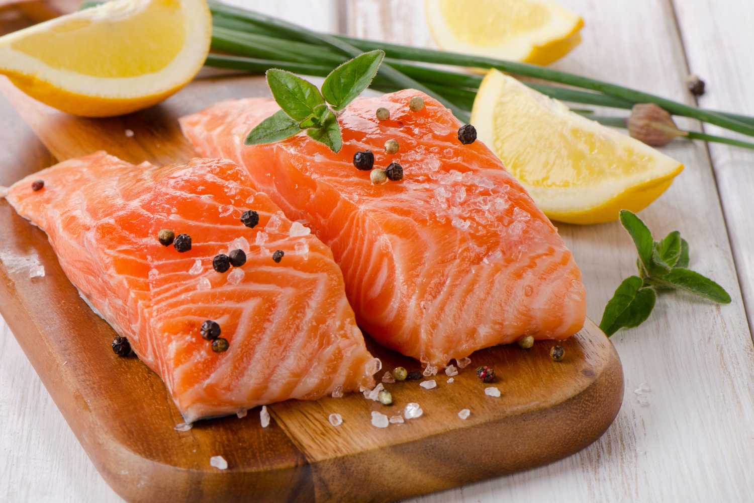 Salmone: ti spieghiamo 10 valide ragioni per non mangiarlo 1 salmone.jpg