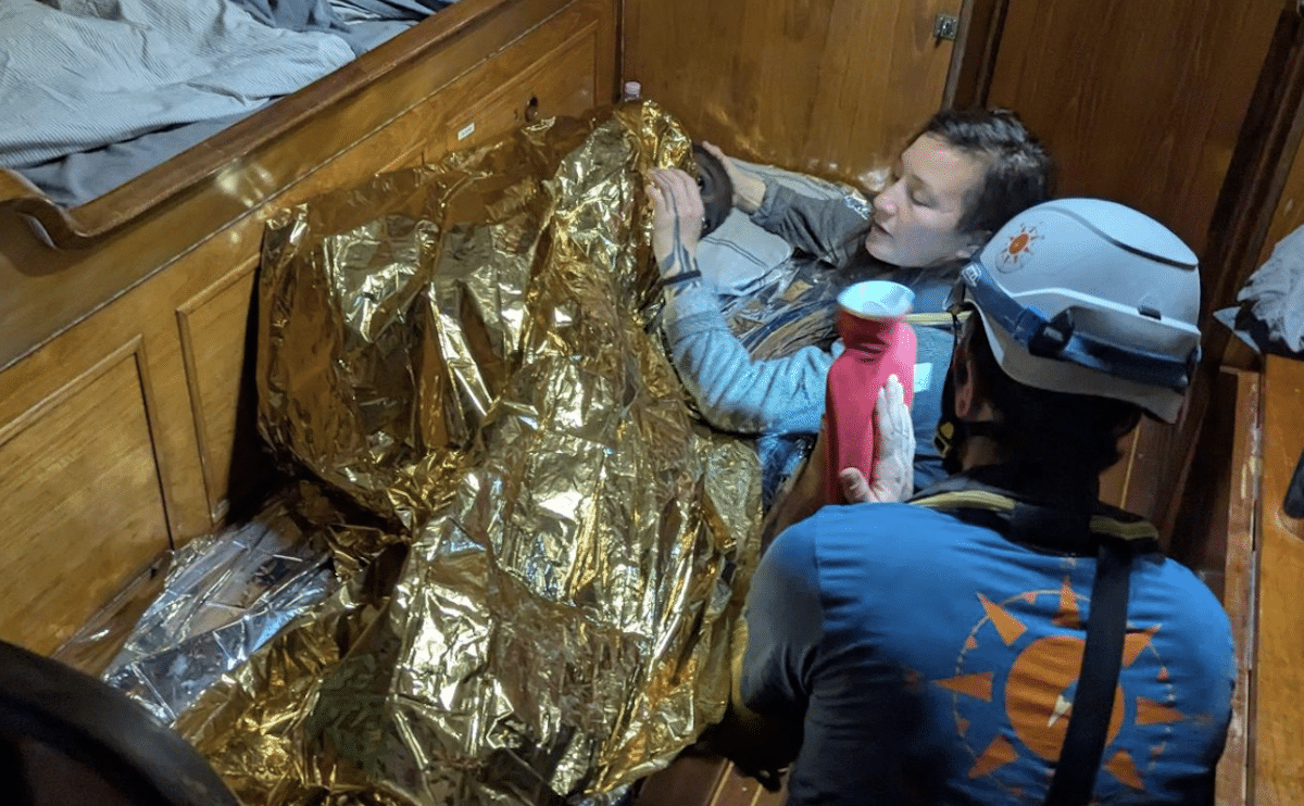 Lampedusa, una bambina di 11 anni unica sopravvissuta ad un naufragio. I soccorritori: «Era in acqua da sola durante una tempesta con onde alte 3,4 metri» 1 salvataggio lampoedusa bambina 10 anni.png