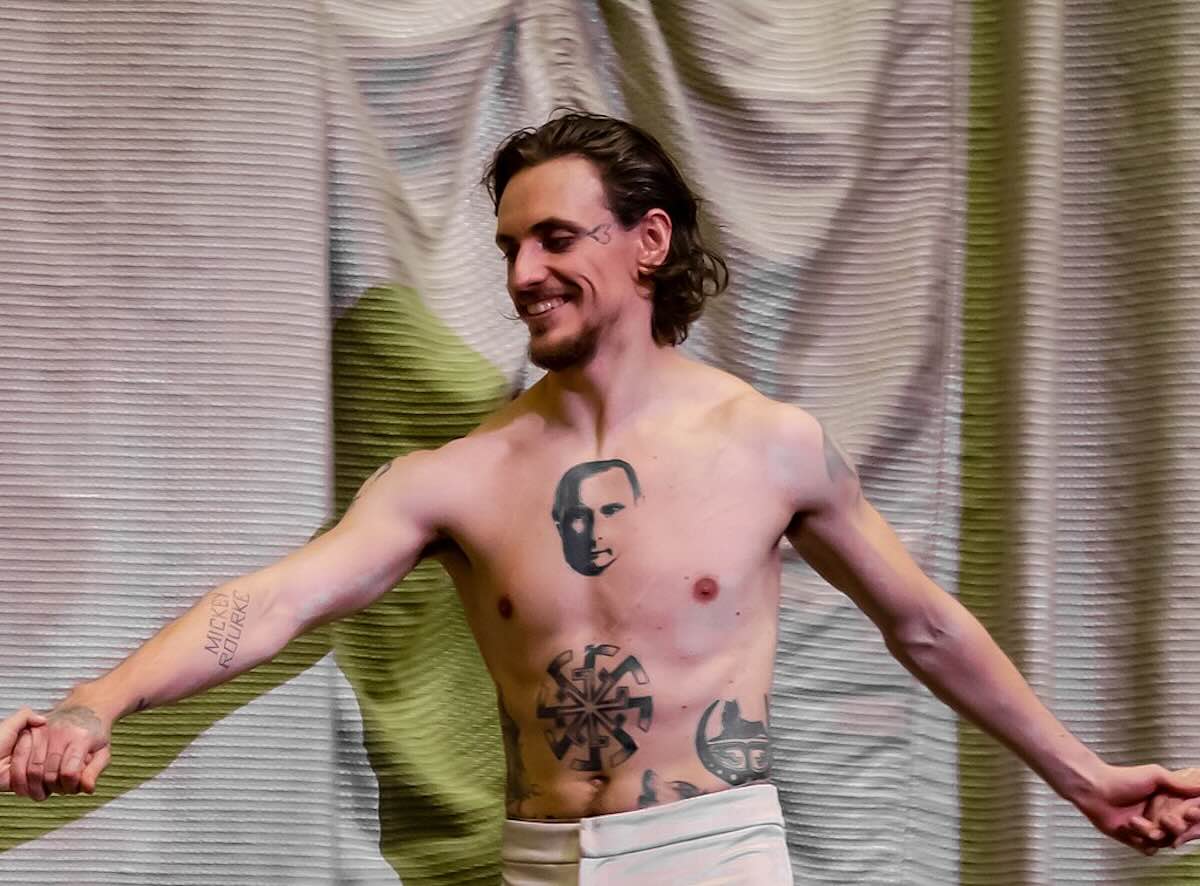 Sergei Polunin lascia la Russia. Il messaggio criptico del ballerino ucraino con il tatuaggio di Putin sul petto: «L’anima è fuori posto» 1 sergei polunin.jpg