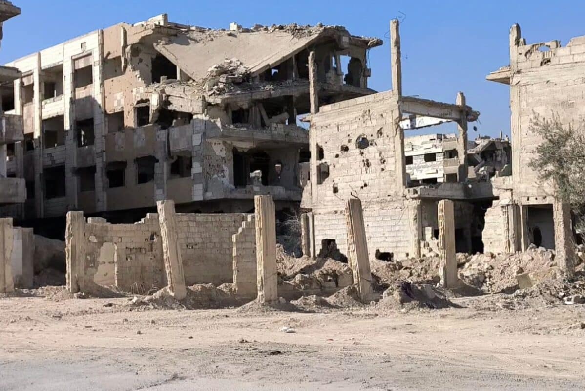 «Assad ci ha lasciato morire di fame ma il futuro resta incerto». Lo spettro della povertà infinita sui civili siriani – Il reportage 1 siria damasco macerie e1734454324558.jpg