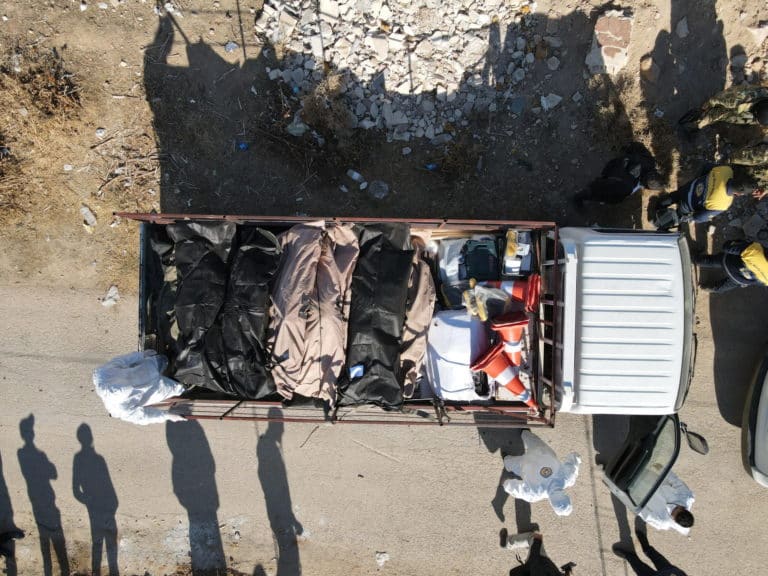 L’ultimo orrore in Siria, «almeno 100.000 corpi trovati in una fossa comune vicino Damasco» 1 siria fossa comune scaled.jpg