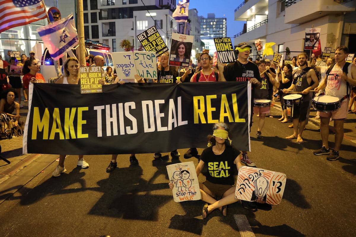 Israele e Hamas tornano a negoziare il cessate il fuoco a Gaza. Fonti egiziane: «Accordo imminente» 1 tel aviv protesta ostaggi.jpg
