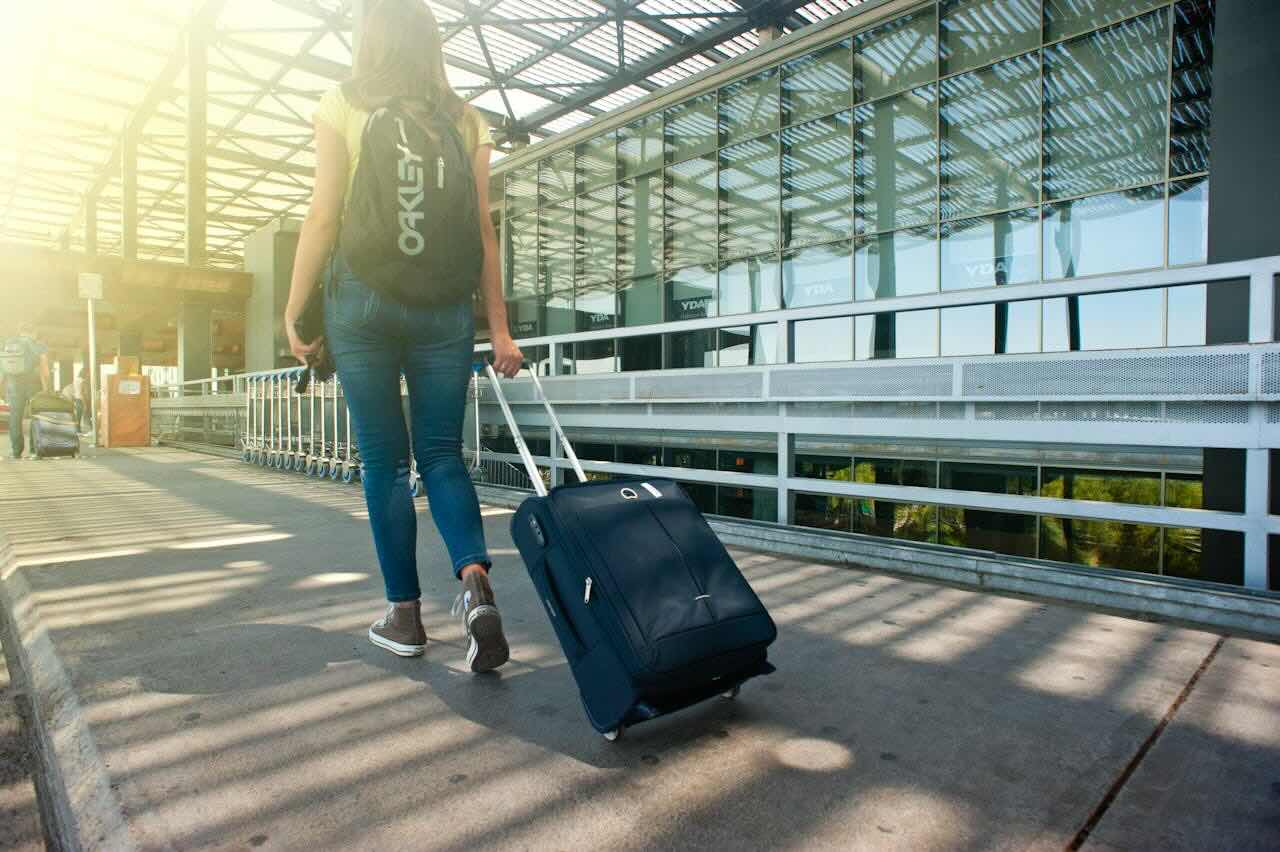 Nel 2025 un mese di vacanze con 7 giorni di ferie: tutti i ponti del prossimo anno e come sfruttarli al meglio 1 viaggio valigia turismo stazione aeroporto.jpeg