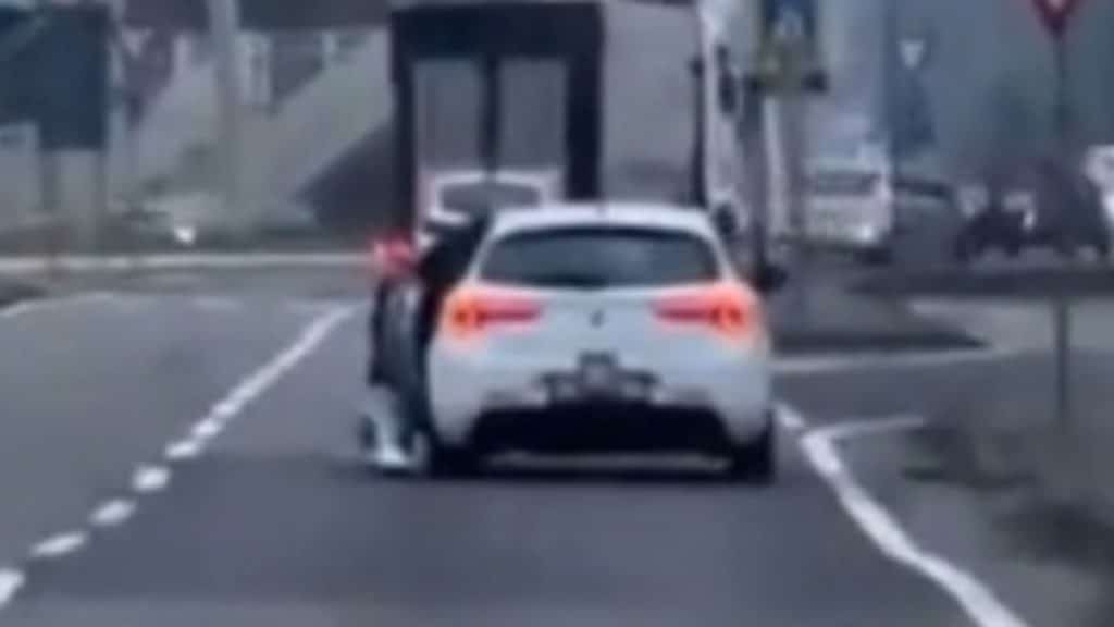 video parma auto trascina uomo.jpg