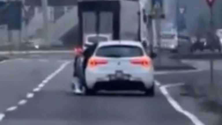 video parma auto trascina uomo.jpg