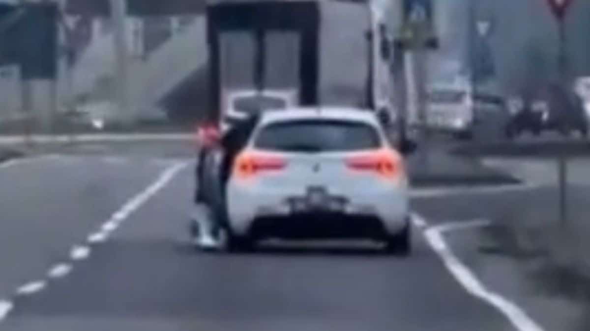 Parma. Rubano l’auto durante il test drive: uomo spinto fuori e trascinato per metri – Il video 1 video parma auto trascina uomo.jpg