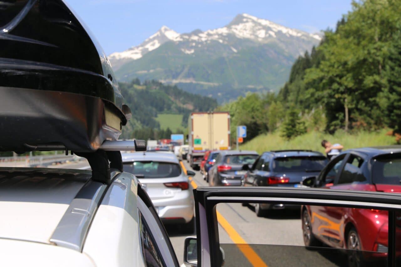 Auto ferme per una coda e traffico in autostrada e1737029951336.jpg