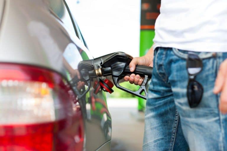 Automobilista effettua rifornimento di carburante al self service e1707986021926.jpg