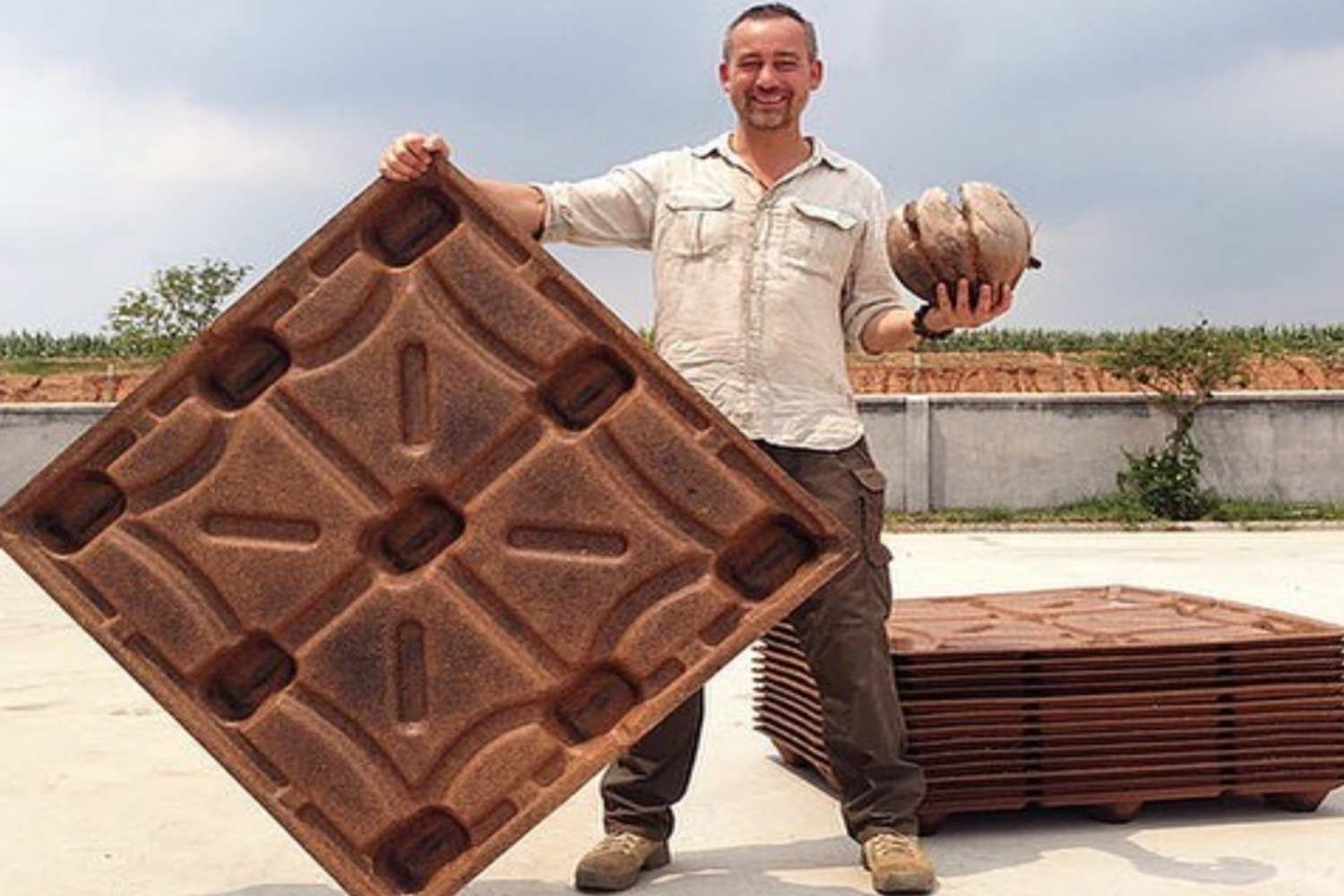 Questa start-up trasforma i gusci di cocco in pallet biodegradabili e resistenti (senza abbattere alberi) 1 Coco Pallet.jpg