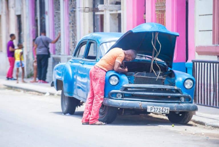 Meccanico auto a Cuba 1024x691.jpg