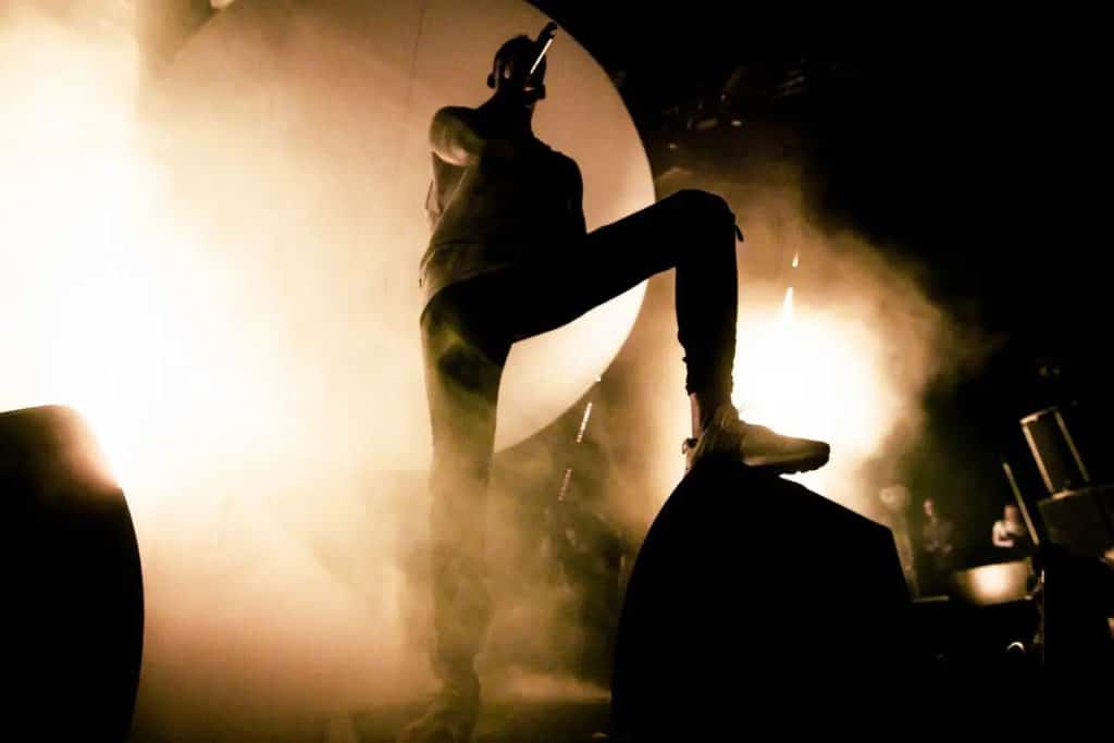 SH uomo microfono luci palco.jpg