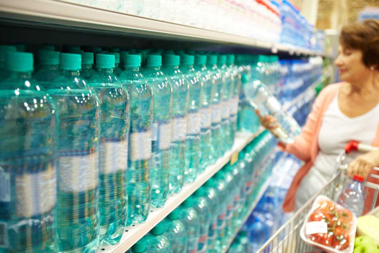 Bottiglie di plastica, si cambia: dal 2025 dovranno essere con il 25% di materiale riciclato 1 Tappi bottiglie.jpg