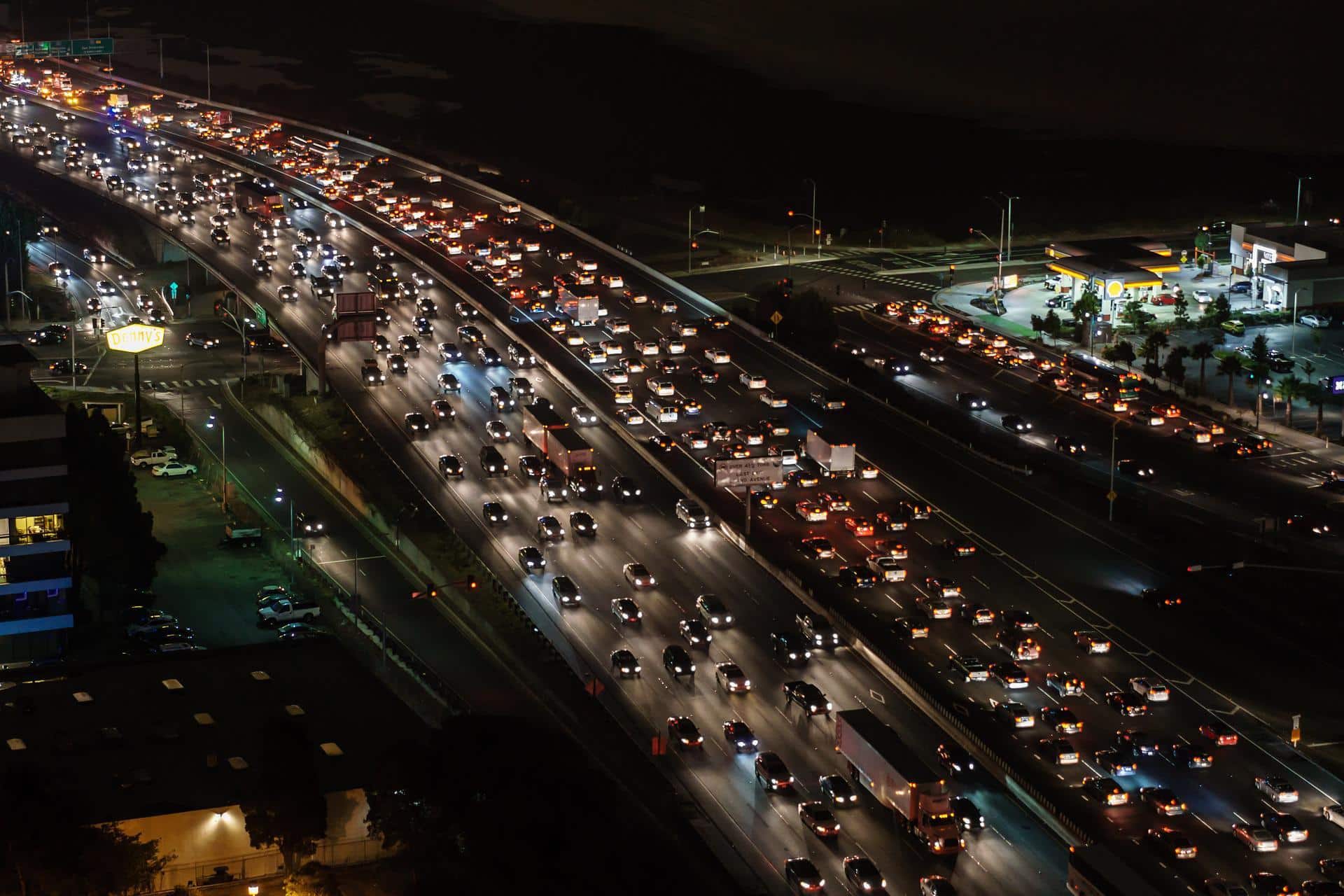 Guida a sinistra e noleggio auto: i dubbi da sciogliere 1 Traffico in autostrada 1.jpg