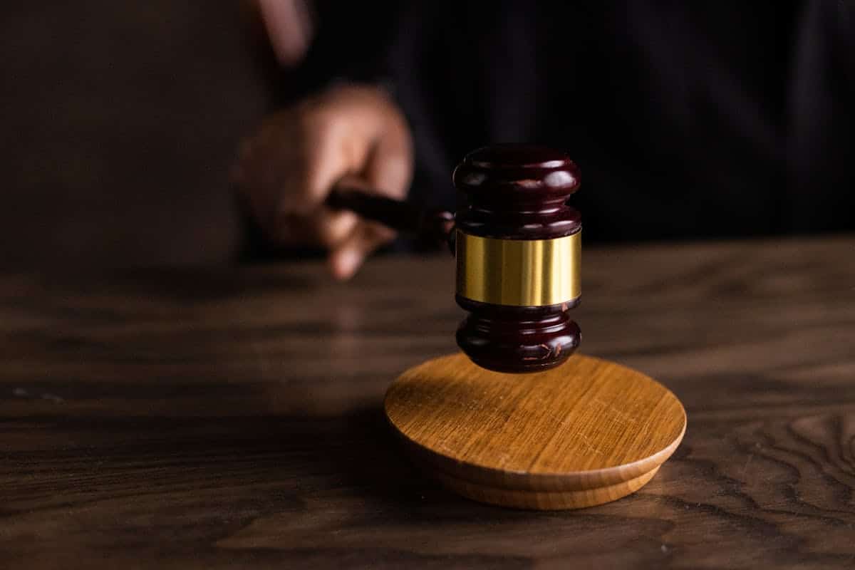 Rompe il femore a un compagno di classe con una spinta, condannati i genitori: 14mila euro di risarcimento per «carenza educativa» 1 famiglia risarcita 14mila euro bambino femore rotto.jpg