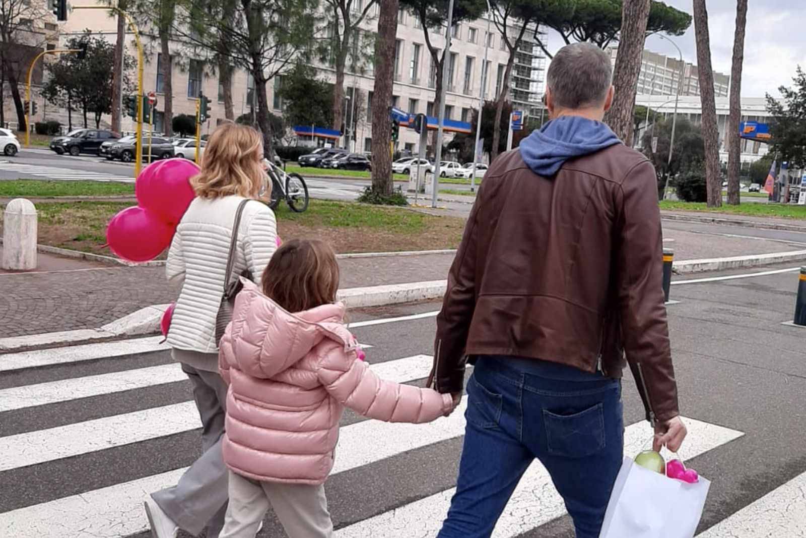 Giorgia Meloni porta la figlia Ginevra a una mostra nella Nuvola di Fuksas. Un misterioso uomo la accompagna tenendo per mano la bambina 1 meloni figlia uomo misterioso mostra.jpeg