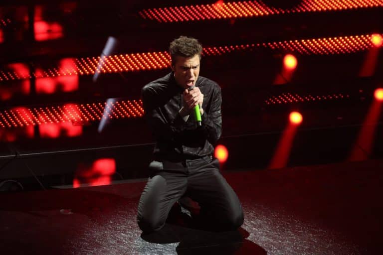 Fedez e Masini: l’indiscrezione sull’assenza per le foto con i Big 3 GI Fedez 1.jpg