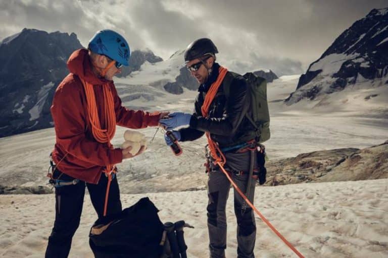 Gli alpinisti prelevano campioni da un ghiacciaio.jpg