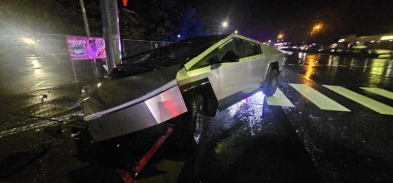 Tesla Cybertruck FSD crash 2 e1739267429736.jpg