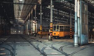 Roma – Scontro tra due tram a Ponte Casilino: evacuati i passeggeri, linea Termini-Centocelle interrotta Tram nel deposito 300x178.jpg
