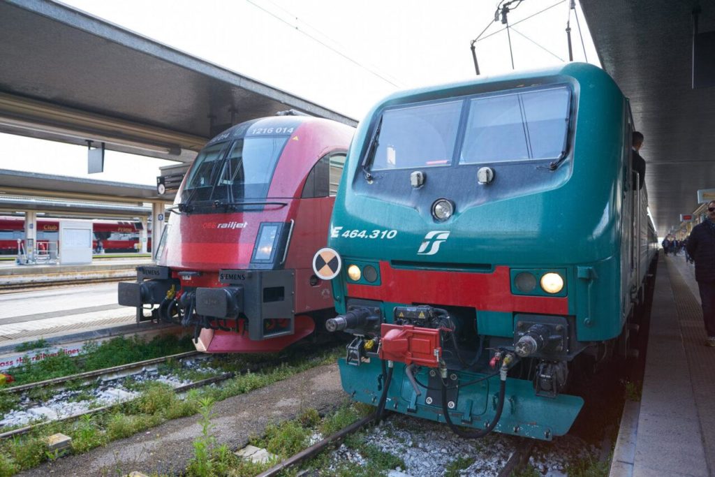Treni fermi in stazione e1737452985842.jpg
