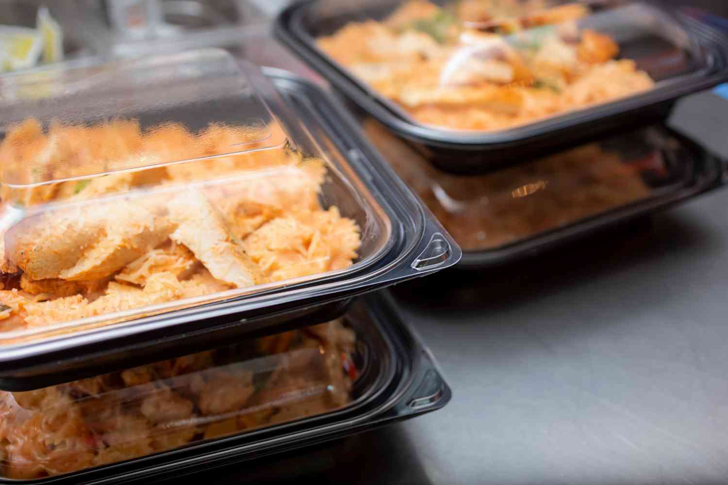 Bpa, ftalati e Pfas: se mangi direttamente dai contenitori di plastica stai attento a questo effetto 1 contenitori plastica.jpg