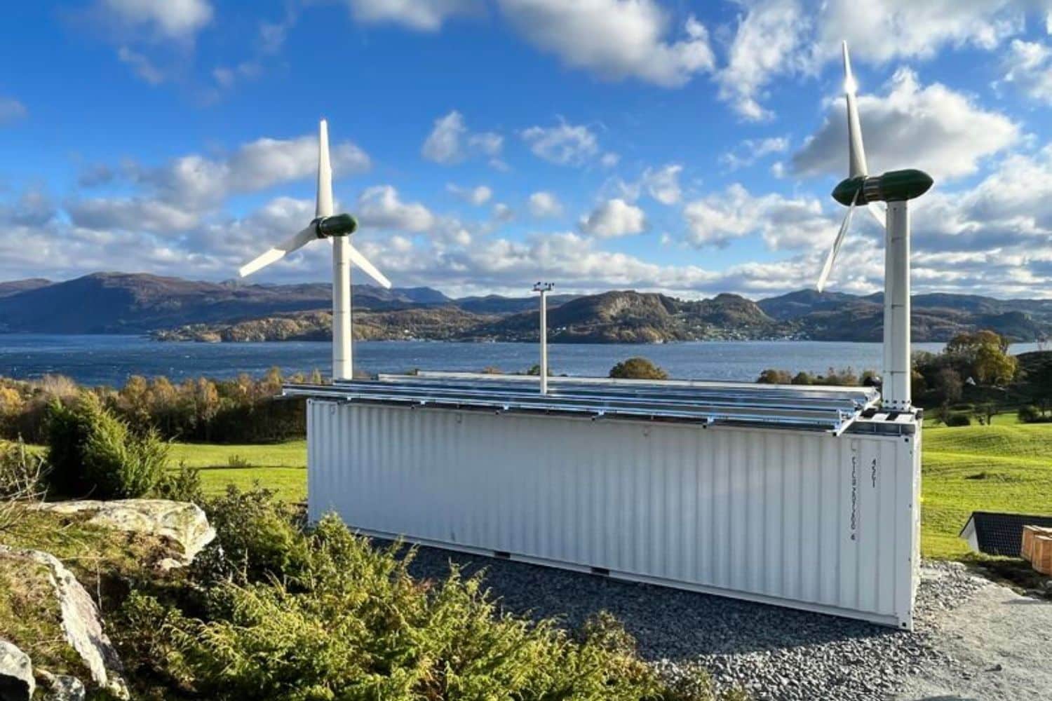 Turbine eoliche e pannelli solari sui container mobili del porto per produrre fino a 45.000 kWh di energia gratuita 1 emden.jpg