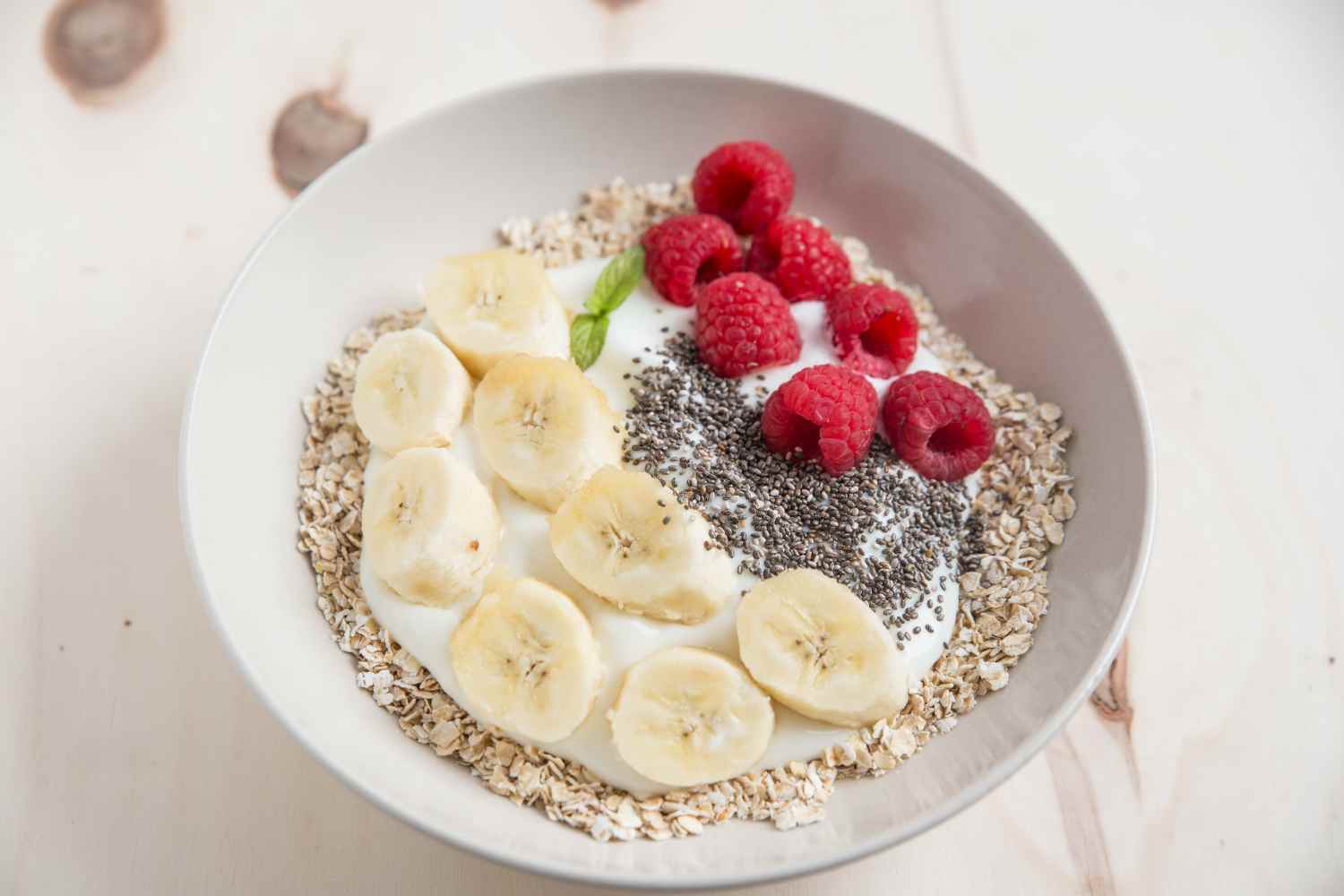 10 alternative sane per soddisfare la voglia di zuccheri 1 fiocchidi avena e frutta.jpg