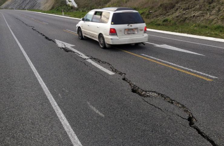 16389 auto durante un terremoto.jpg