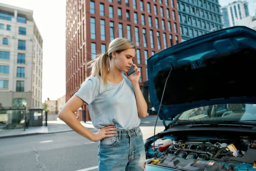 Automobilista intenta a cercare unofficina auto piu vicina e1731922771976.jpg