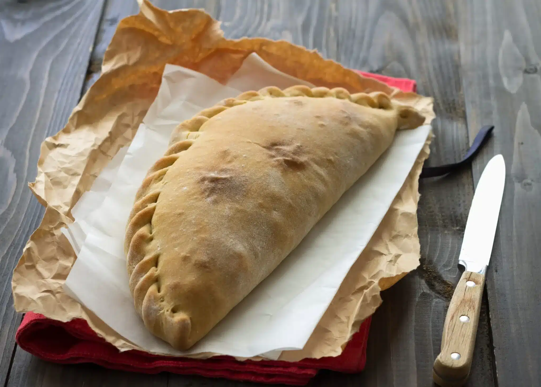 Calzone broccoli e salsiccia: li cuocio in forno e sono una delizia 1 Calzone con i broccoli scaled.jpg.webp